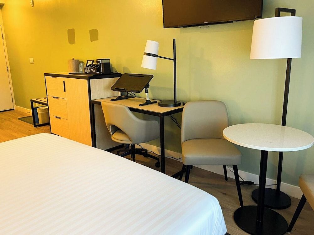 SKKY Hotel Deluxe Double Room, 1 King Bed, Non Smoking, Pets Not Allowed 9