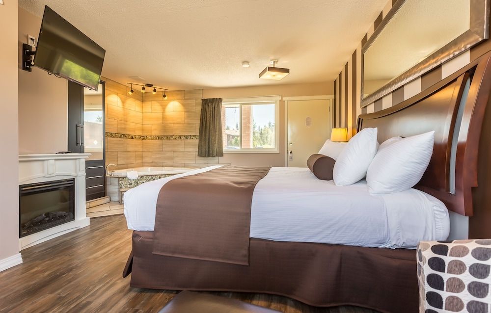 Carmel Inn Suite, Hot Tub 2