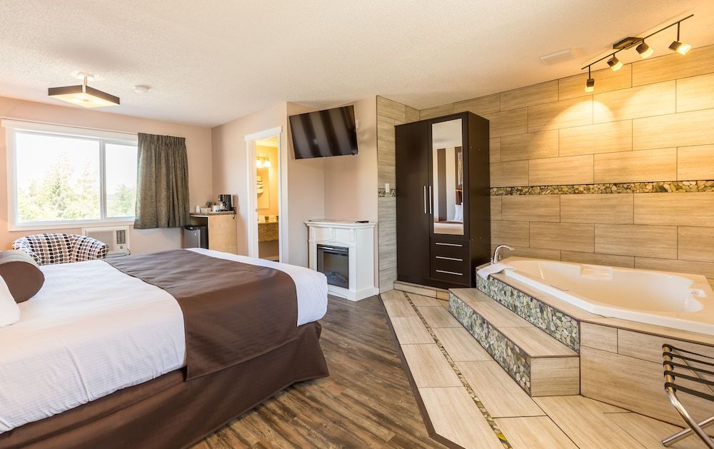 Carmel Inn Suite, Hot Tub 5