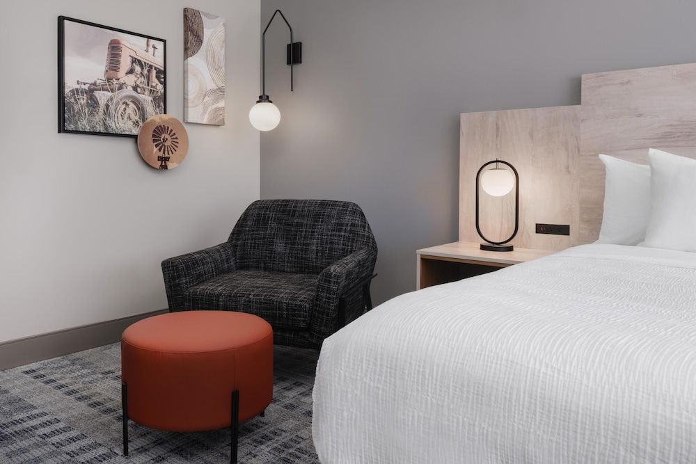 Standard Room, 1 King Bed, Non Smoking, Kitchenette (Shower Only)