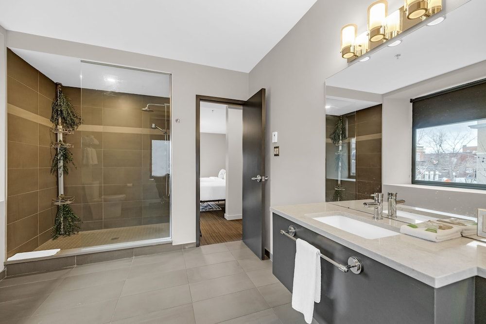 The British Hotel Deluxe Room 10