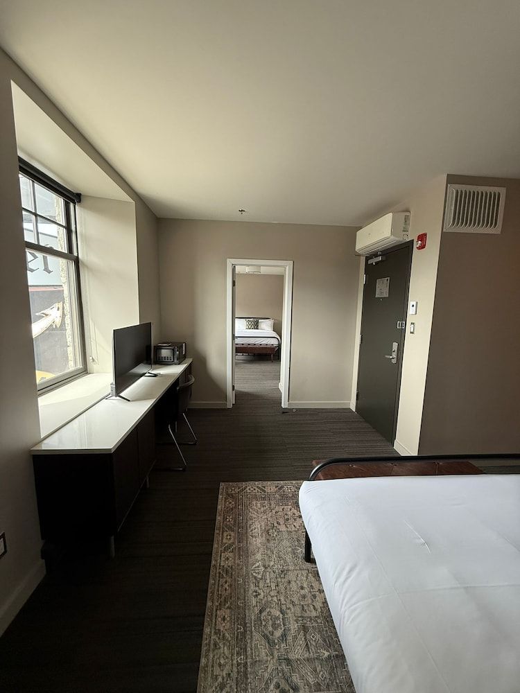 The British Hotel Basic Room 4