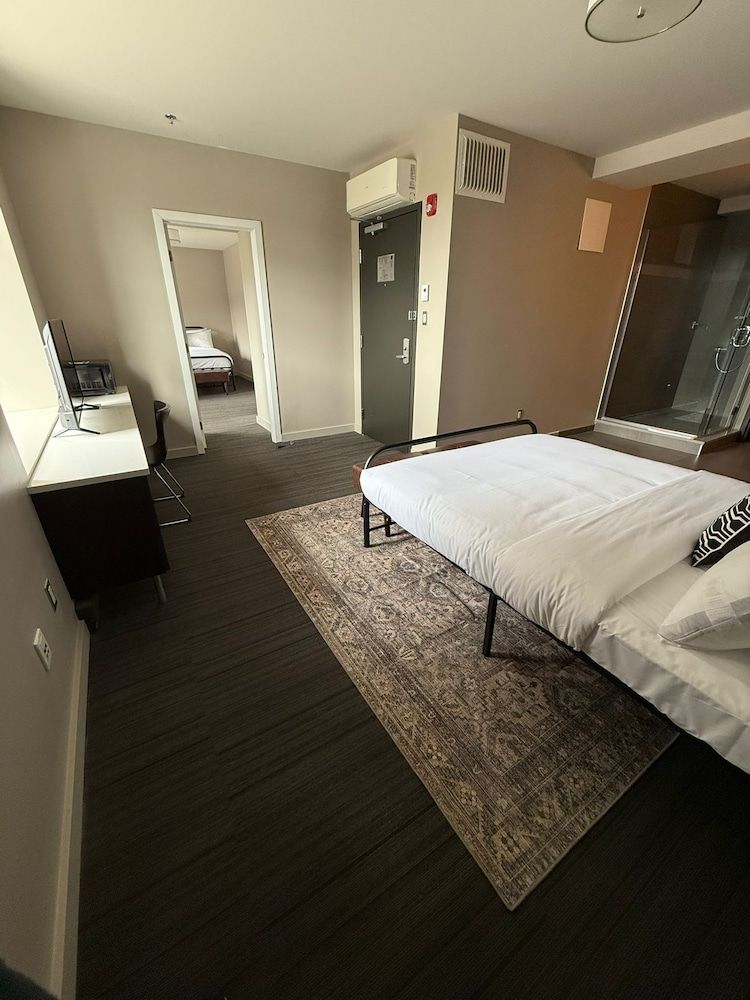 The British Hotel Basic Room 5