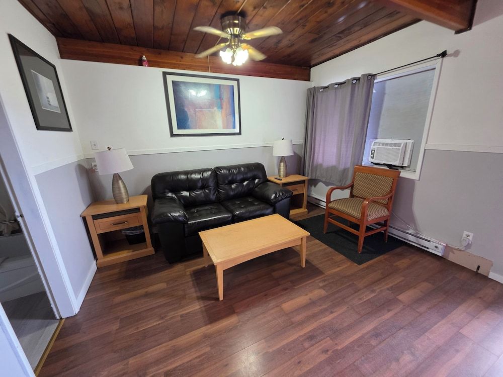 Falcon Nest Motel Family Room 3