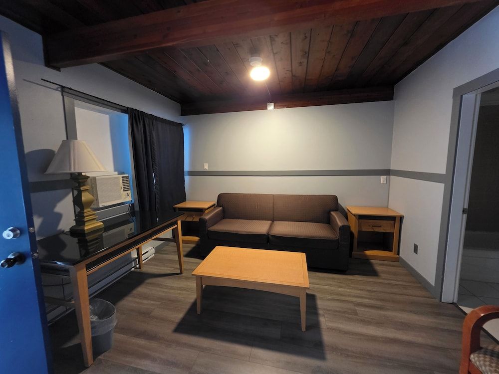 Falcon Nest Motel Family Room 5