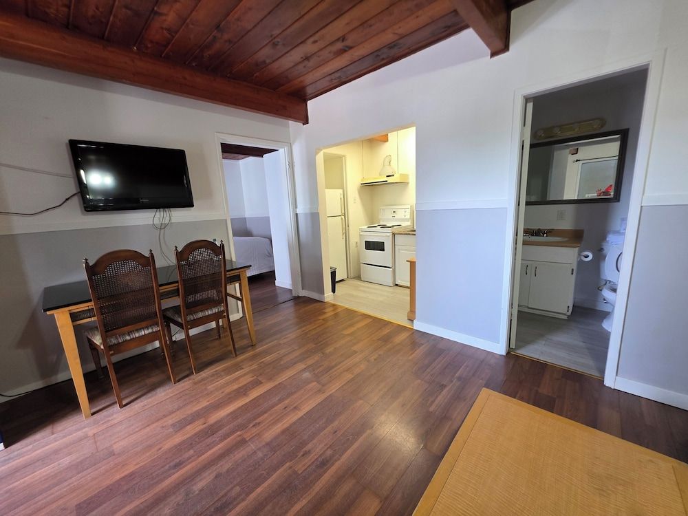 Falcon Nest Motel Family Room 4