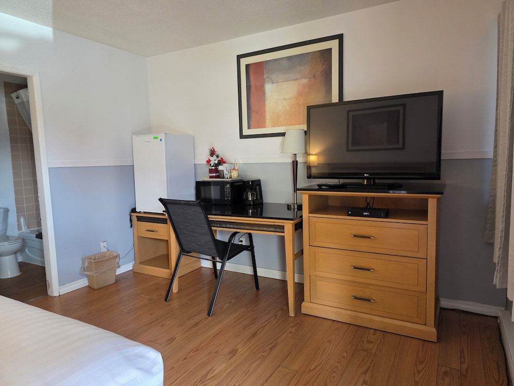 Falcon Nest Motel Signature Room