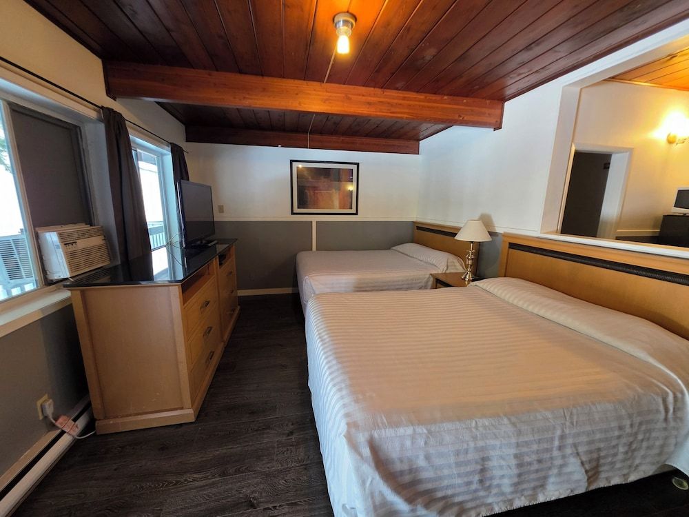 Falcon Nest Motel Double Room 2