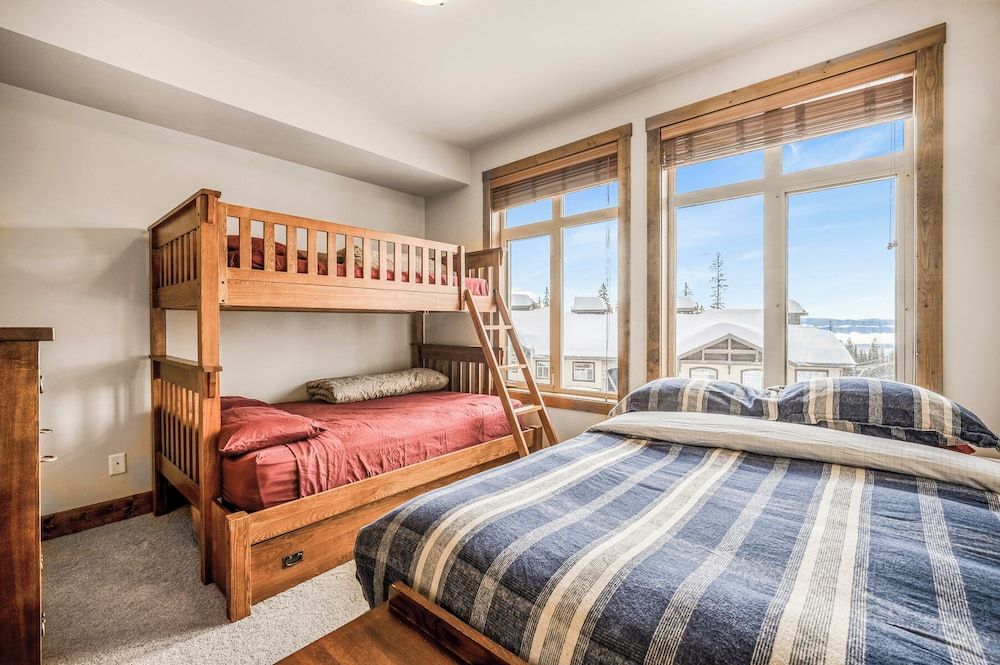 Deluxe Condo, Kitchen, Mountainside
