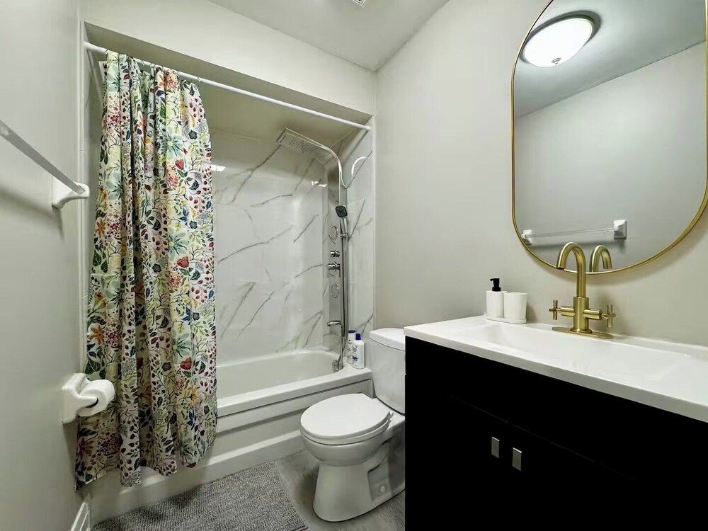 Luxury 4BR Villa House, Garden View 8