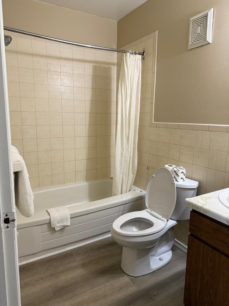 Mohawk Motel Room, 1 King Bed with Sofa bed, Non Smoking 3