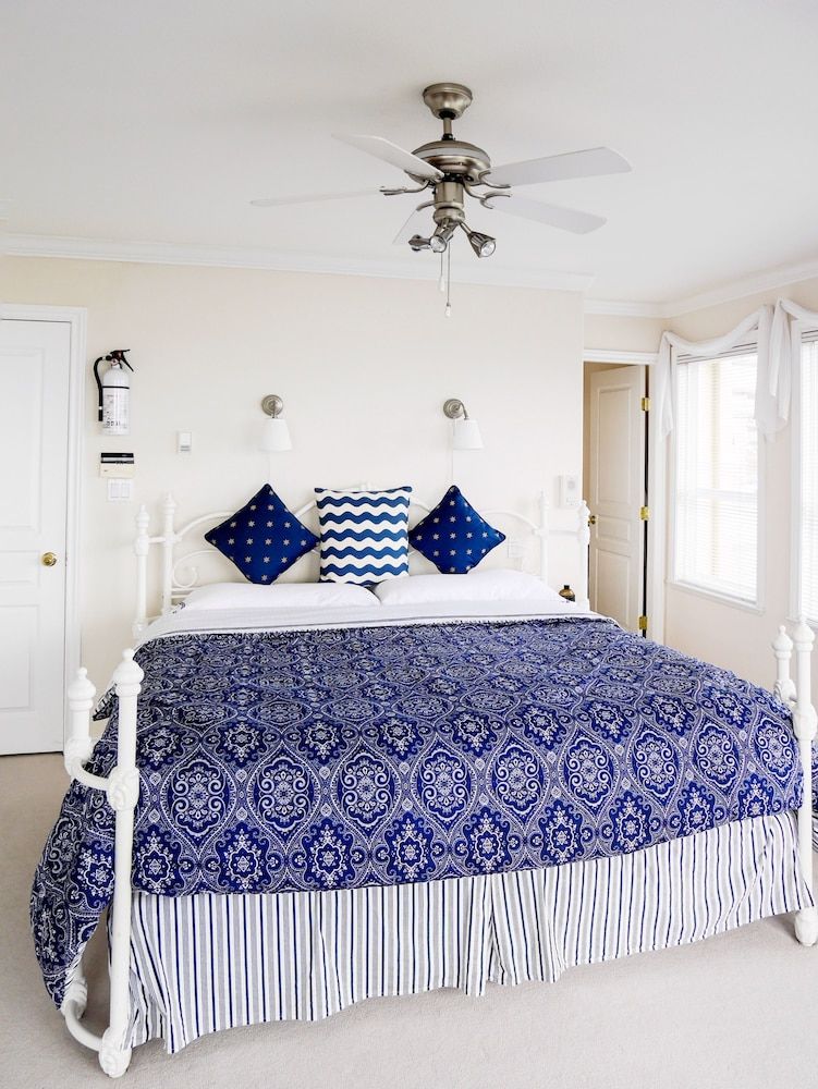Suite, 1 King Bed, Jetted Tub, Sea View