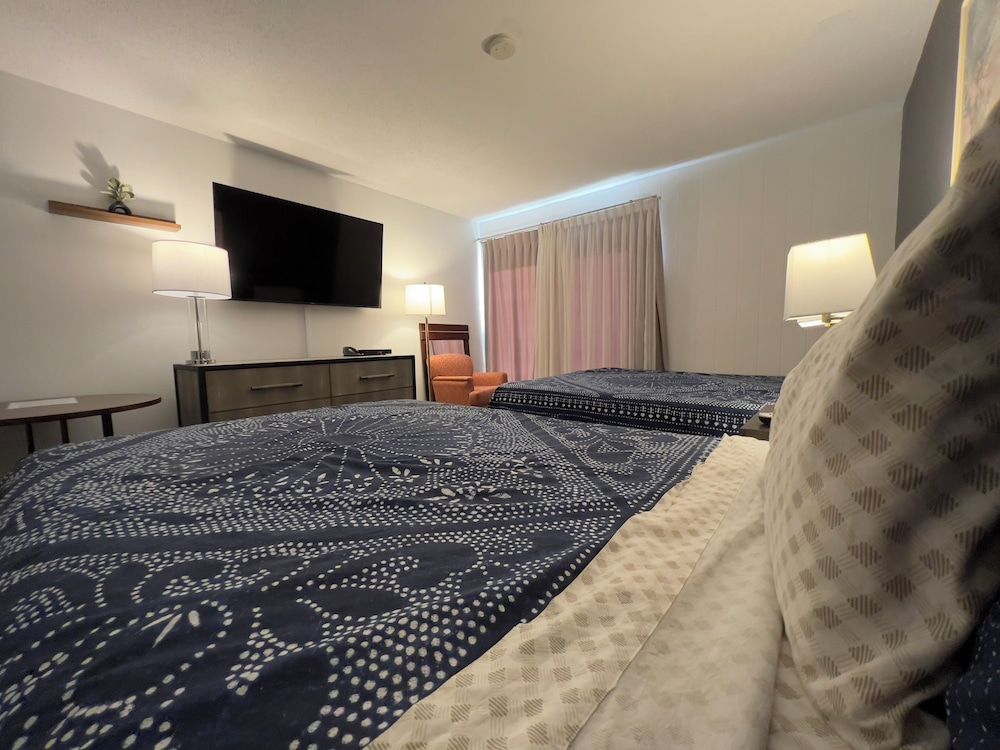 Monashee Motel Premier Room, 2 Queen Beds, Ground Floor 4