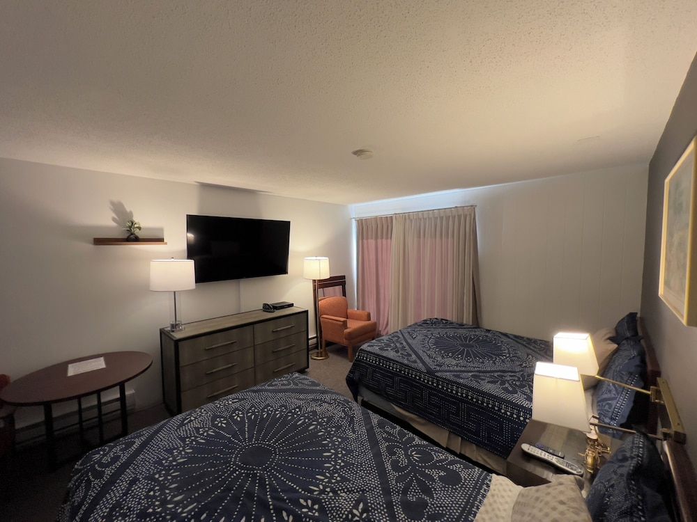 Monashee Motel Premier Room, 2 Queen Beds, Ground Floor 5