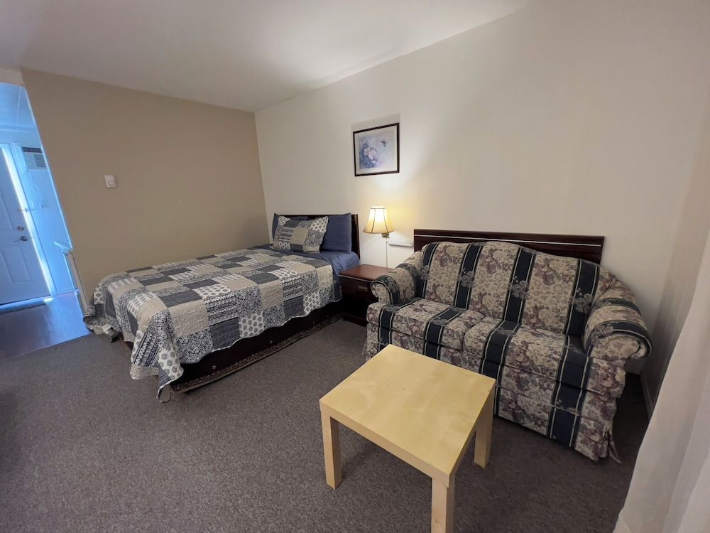 Monashee Motel Premier Room, 1 Queen Bed, Kitchenette (2nd Floor) 2
