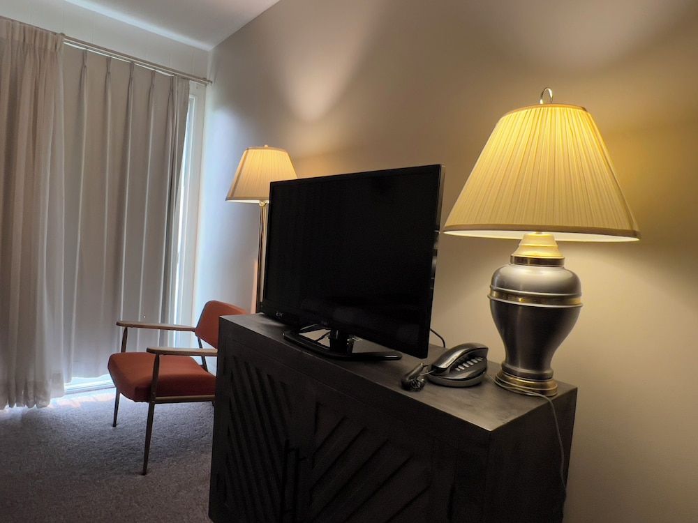 Monashee Motel Premier Room, 2 Queen Beds, Kitchenette (2nd Floor) 5