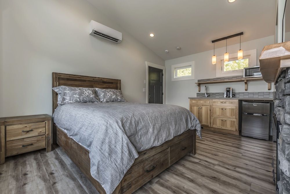 The Lodge on Harrison Lake Lakeview Suite (Suite 2)