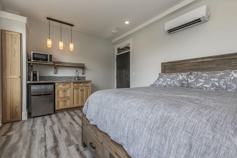 Lakeview Suite (Suite 3)
