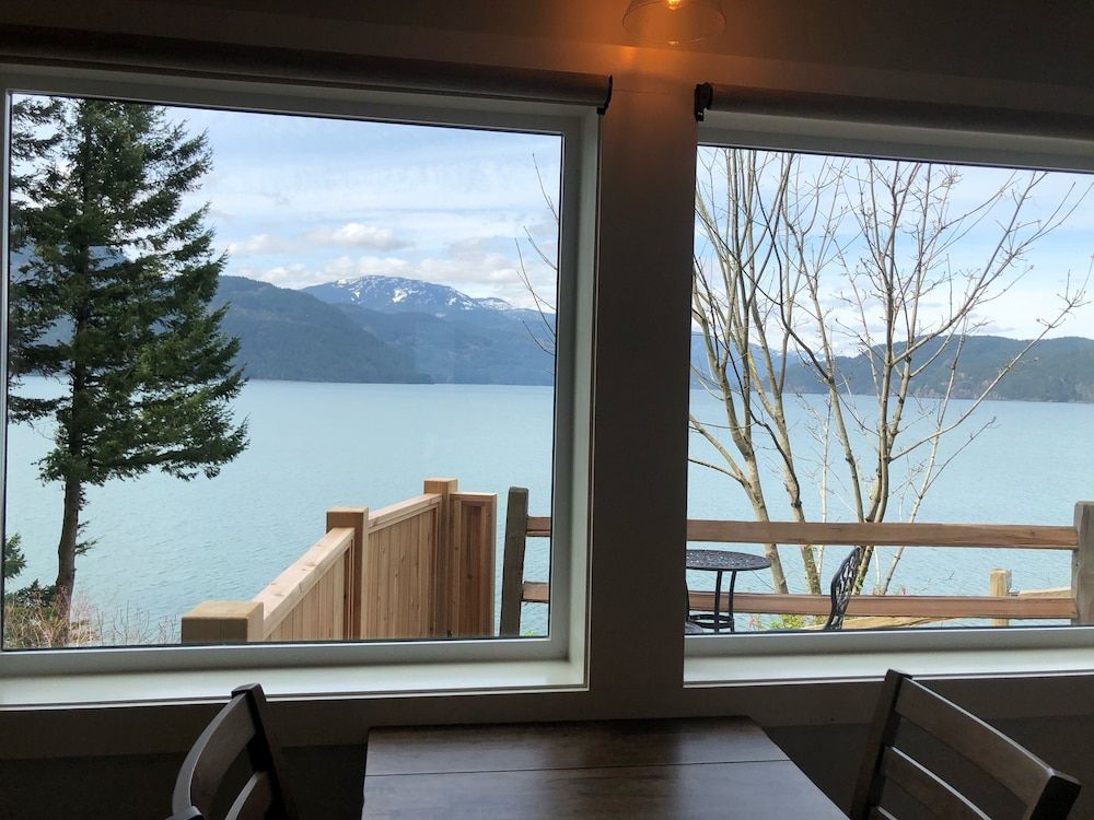 The Lodge on Harrison Lake Suite, 1 King Bed, Accessible, Lake View 3