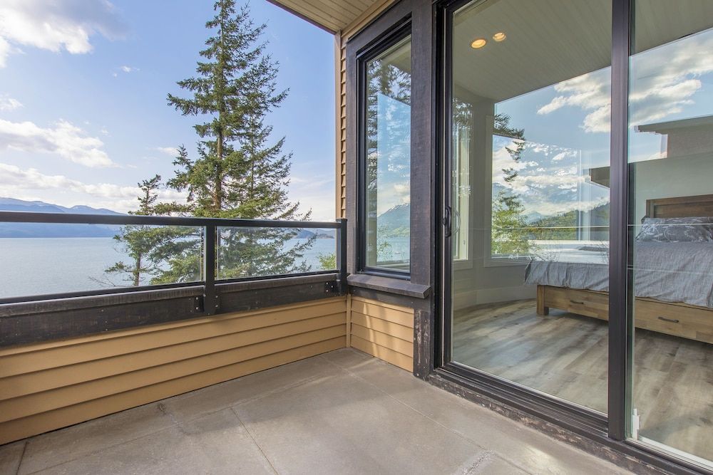 The Lodge on Harrison Lake Lake Front Lodge (Main Residence) 5