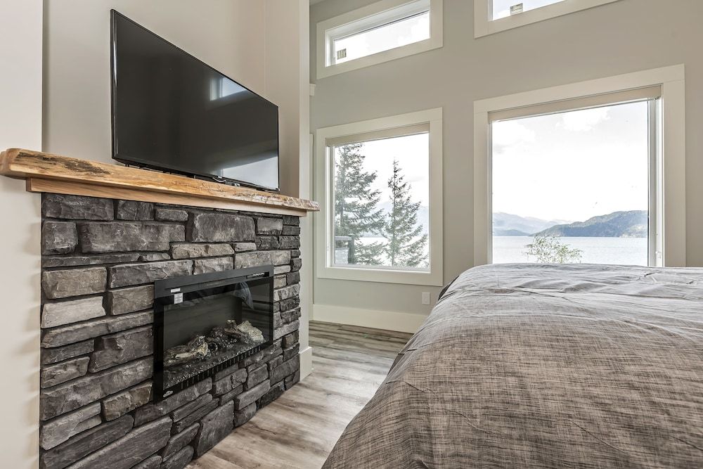 The Lodge on Harrison Lake Lakeview Suite (Suite 2) 7