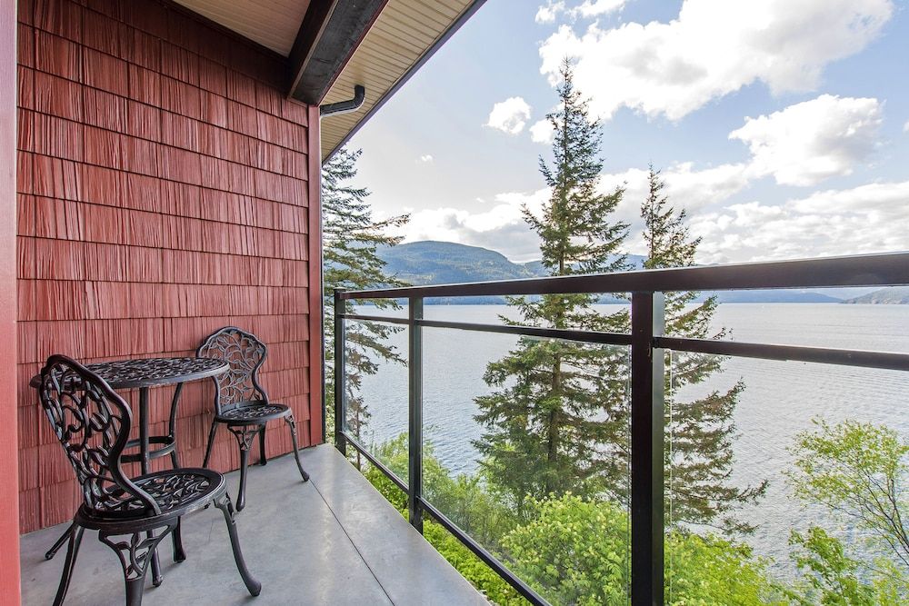 The Lodge on Harrison Lake Lakeview Suite (Suite 2) 3