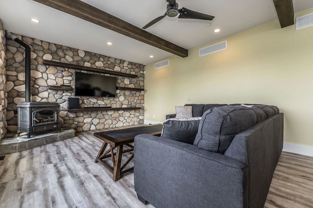 The Lodge on Harrison Lake Lake Front Lodge (Main Residence) 2