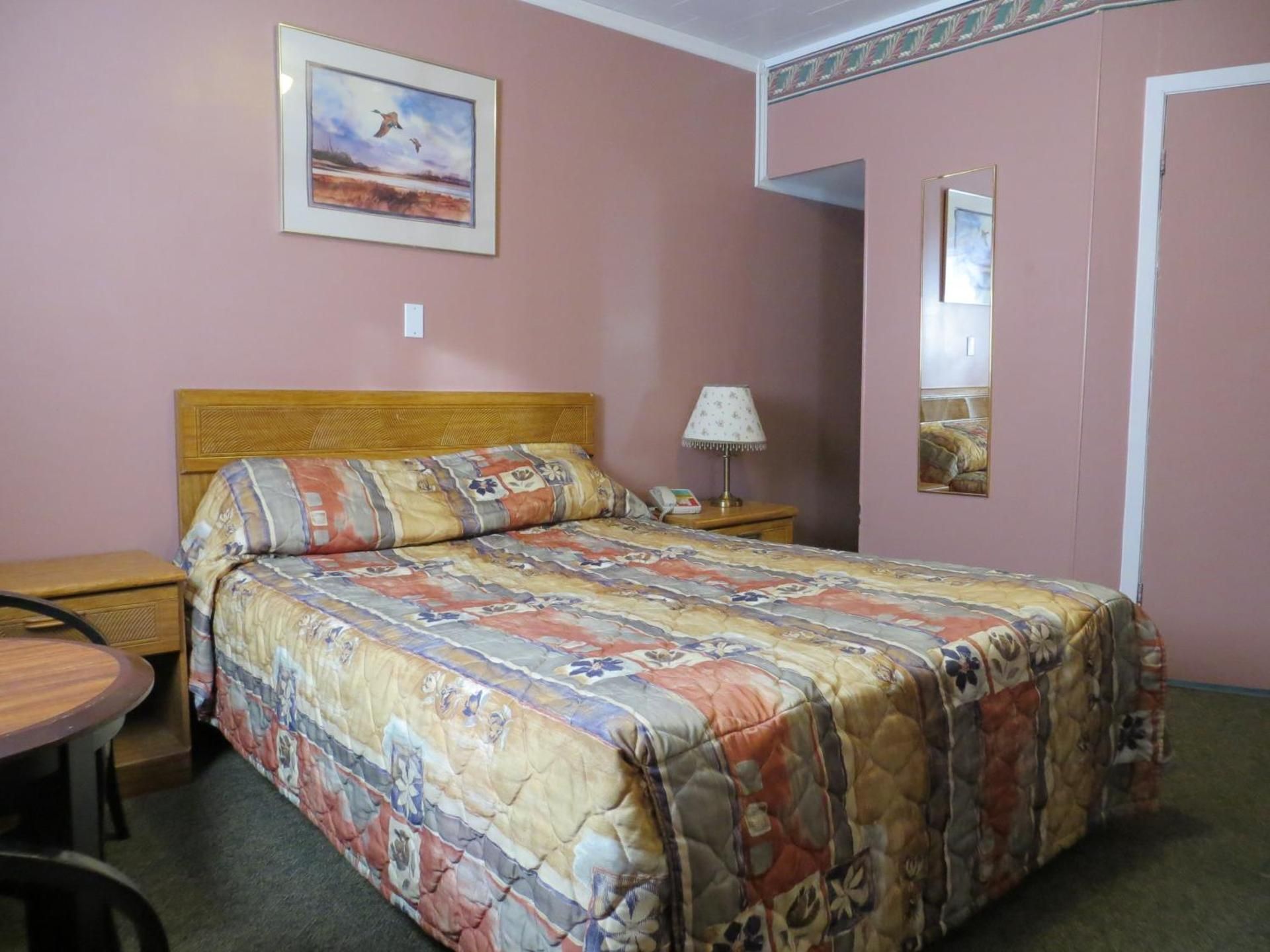 Room with One Queen Bed - No Pets 
