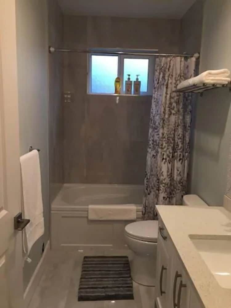 Room, 1 Queen Bed, Non Smoking, Private Bathroom