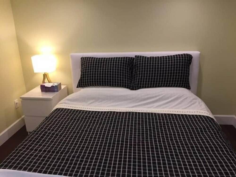 Room, 1 Queen Bed, Non Smoking (Shared Bathroom)