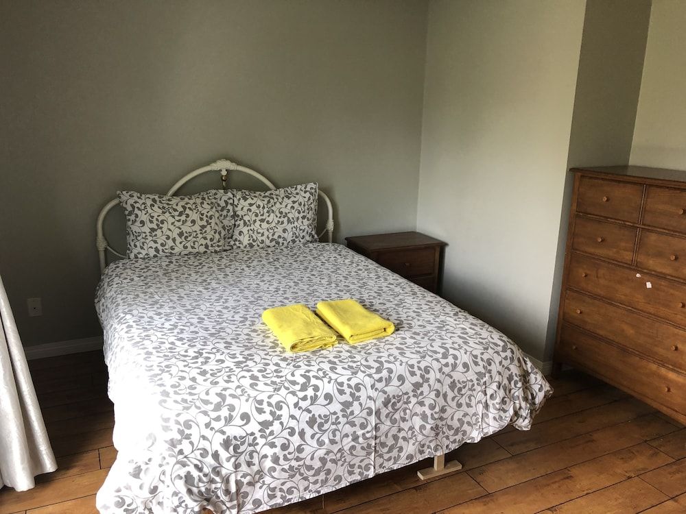 Basic Double Room, 1 Queen Bed