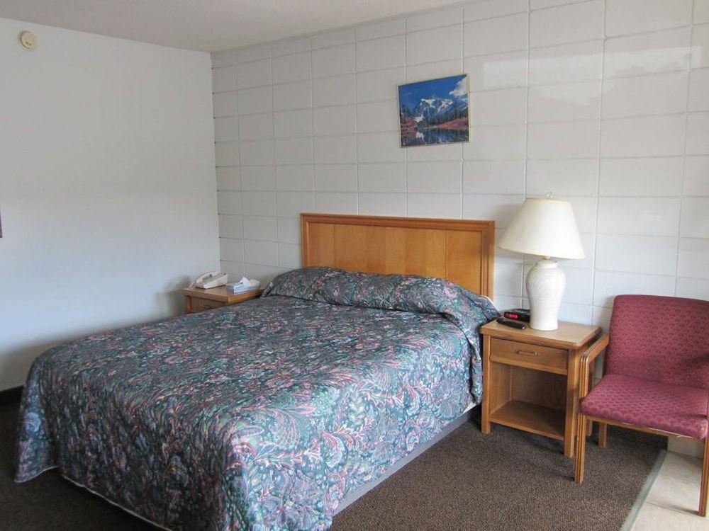 Camelot Court Motel Room (Queen Room)