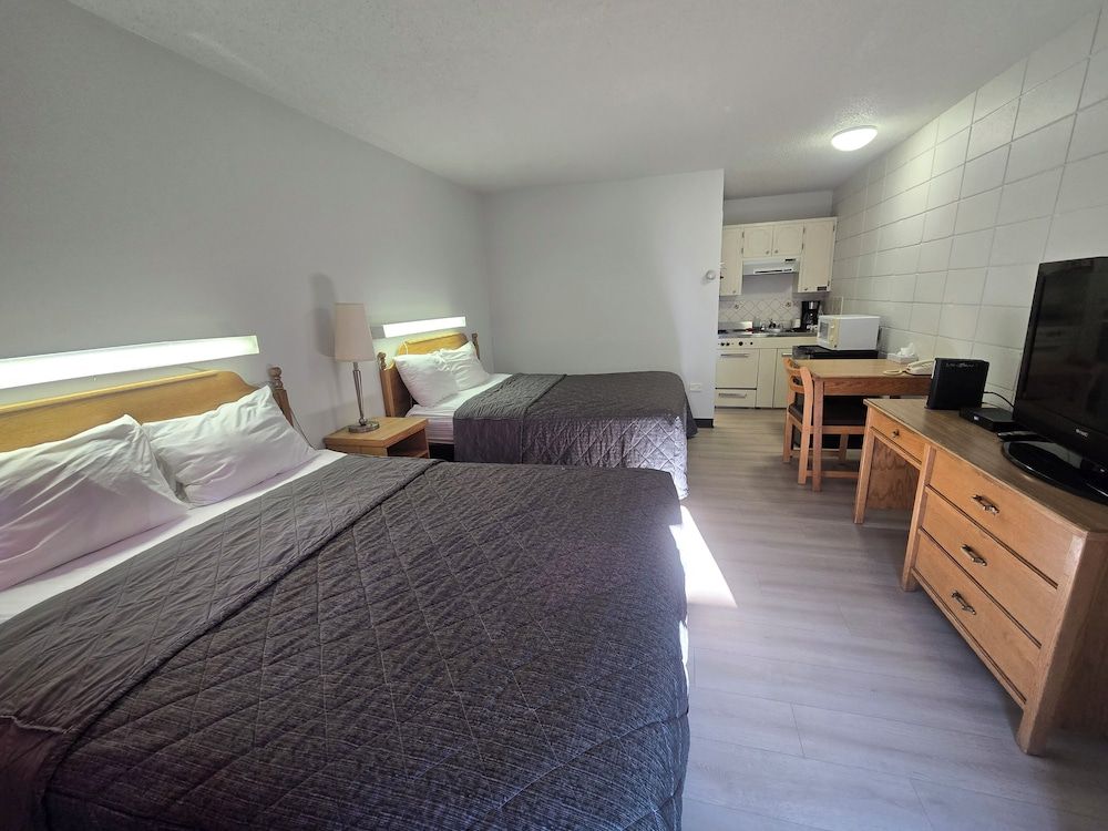 Camelot Court Motel Room (Queen Room with Two Queen Beds) 4