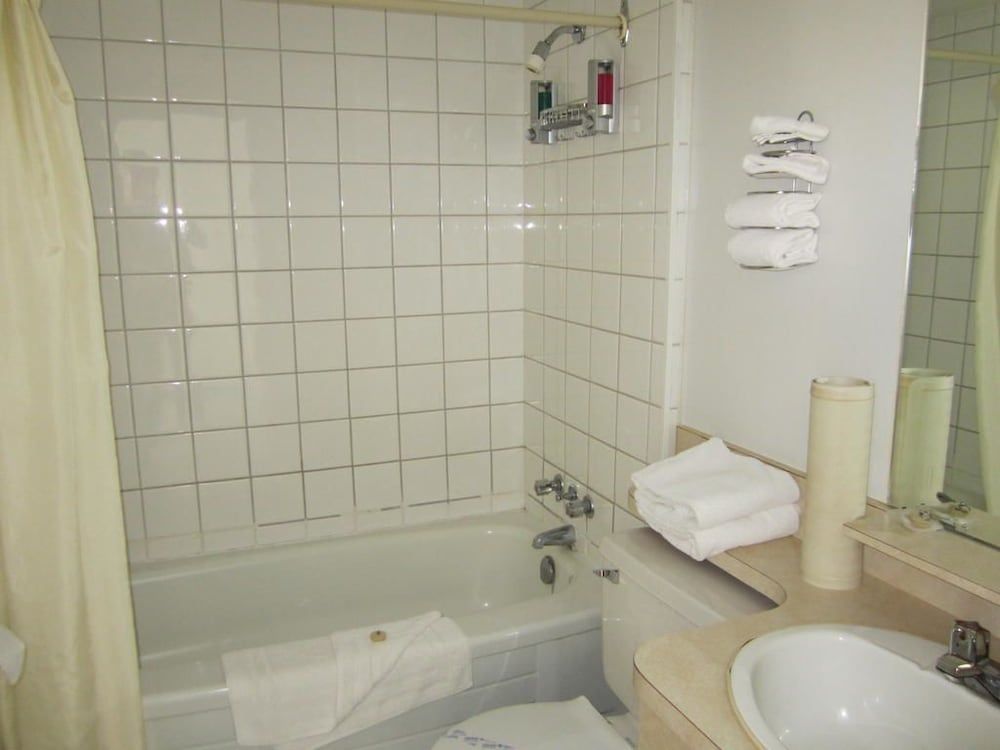 Camelot Court Motel Room (Queen Room) 4