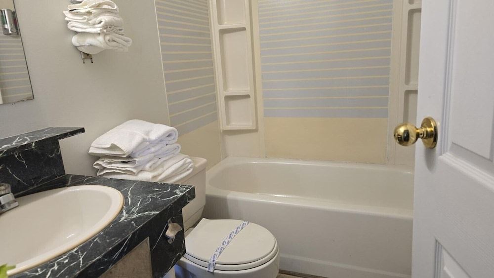 Camelot Court Motel Family Suite 3