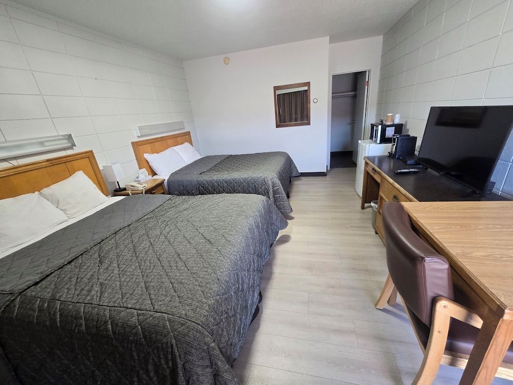 Camelot Court Motel Room (Queen Room with Two Queen Beds) 2