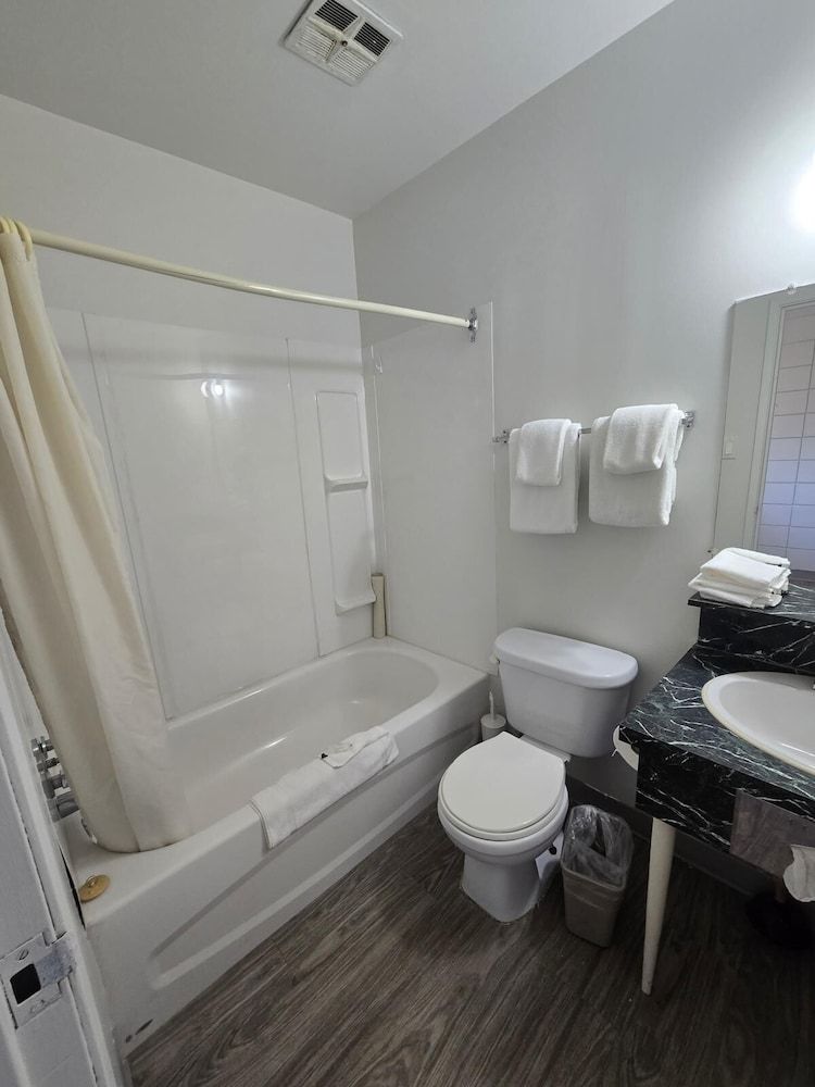 Camelot Court Motel Room (Queen Room) 6