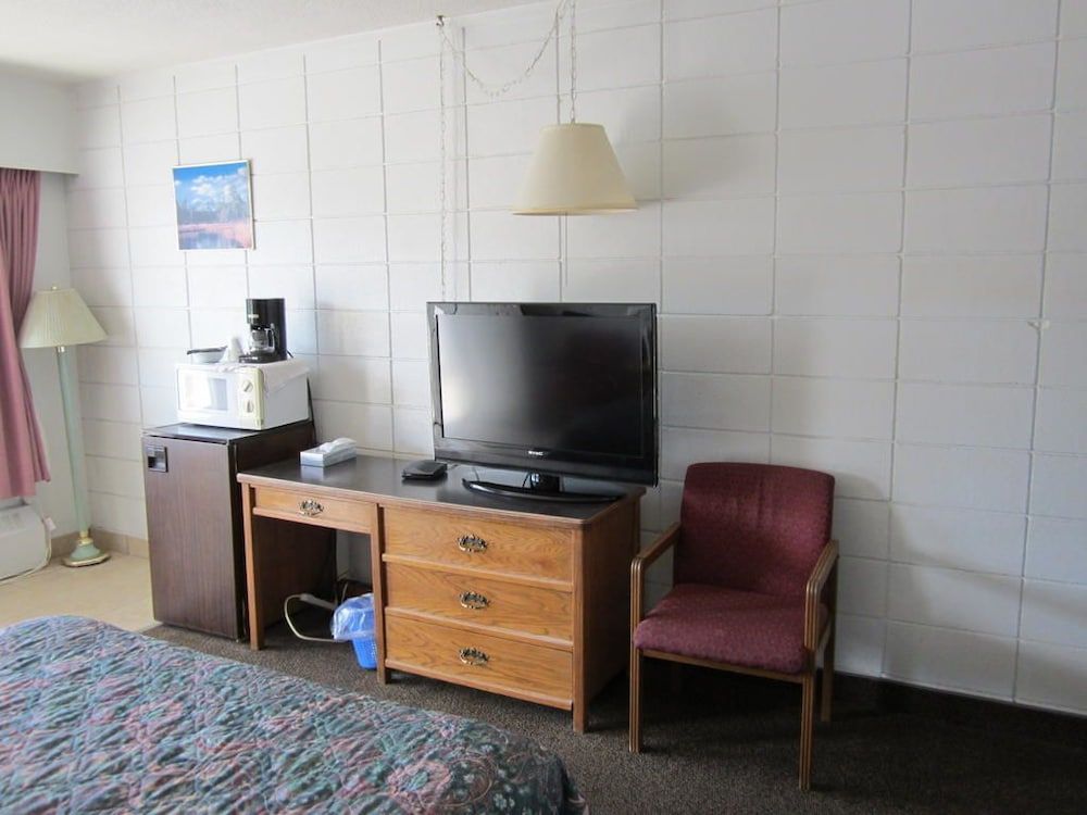 Camelot Court Motel Room (Queen Room) 8