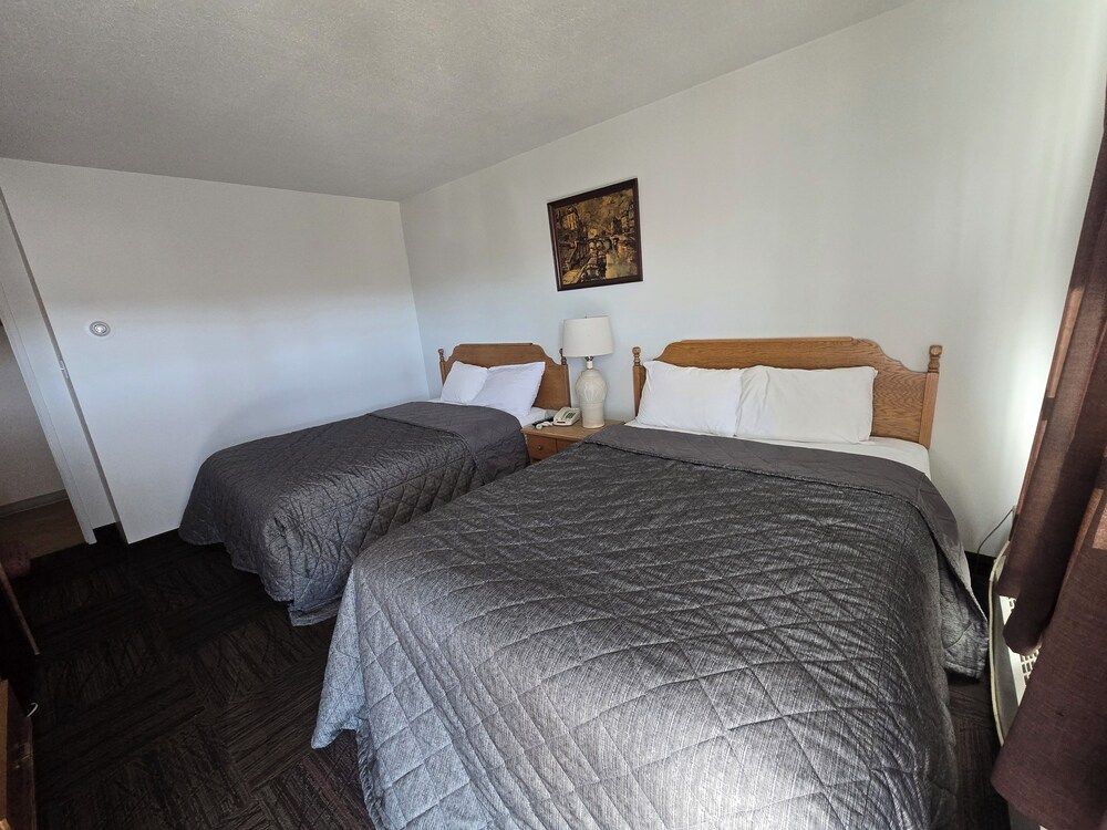 Camelot Court Motel Room (Queen Room with Two Queen Beds) 3