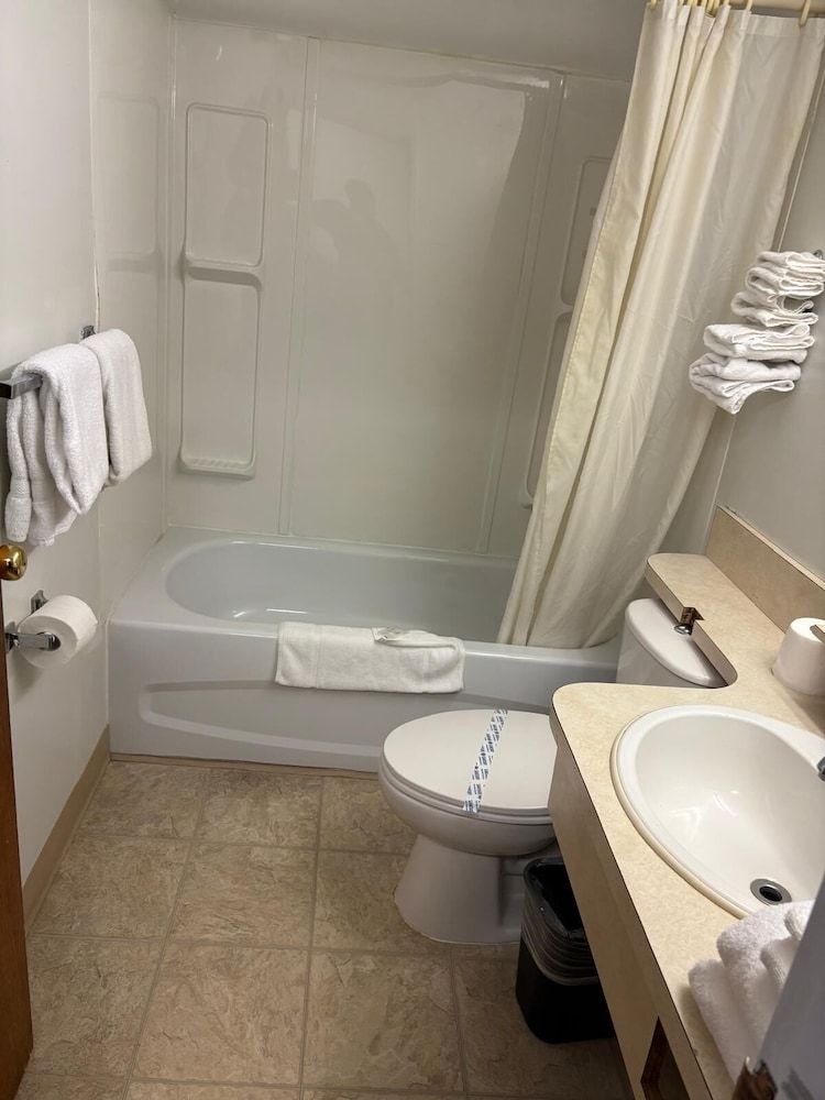 Camelot Court Motel Room (Queen Room) 5