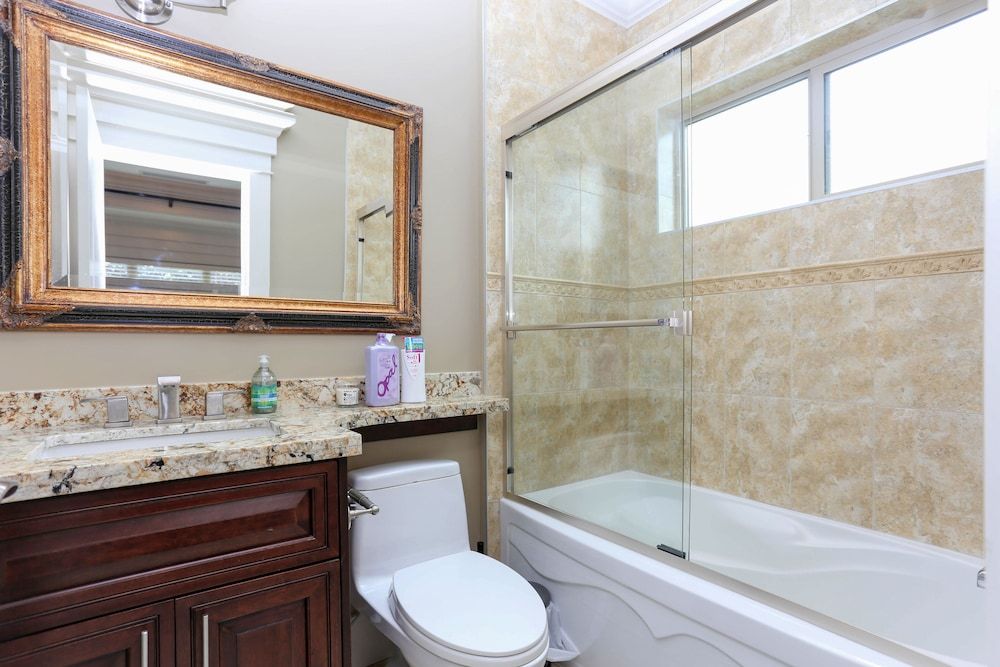 Grand 4 Bedroom Vacation House near Vancouver Downtown Basic Apartment 14