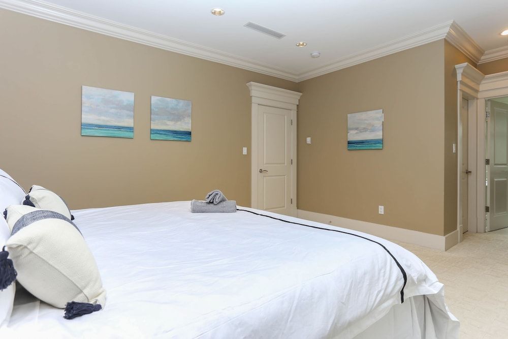 Grand 4 Bedroom Vacation House near Vancouver Downtown Basic Apartment 4