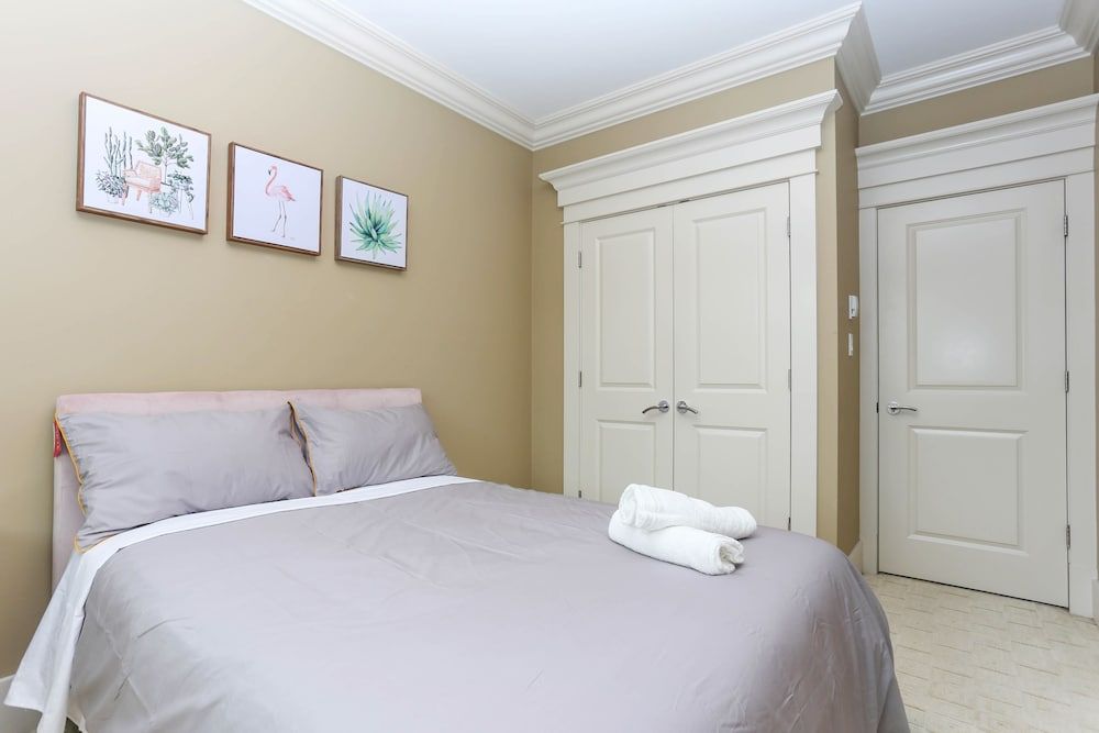 Grand 4 Bedroom Vacation House near Vancouver Downtown Basic Apartment 9