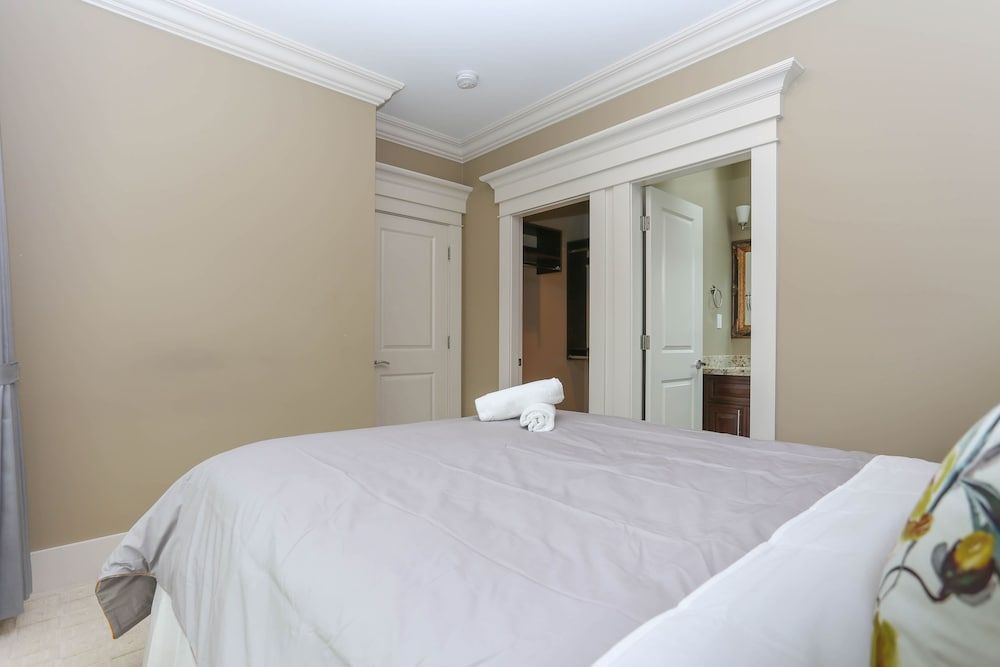 Grand 4 Bedroom Vacation House near Vancouver Downtown Basic Apartment 7