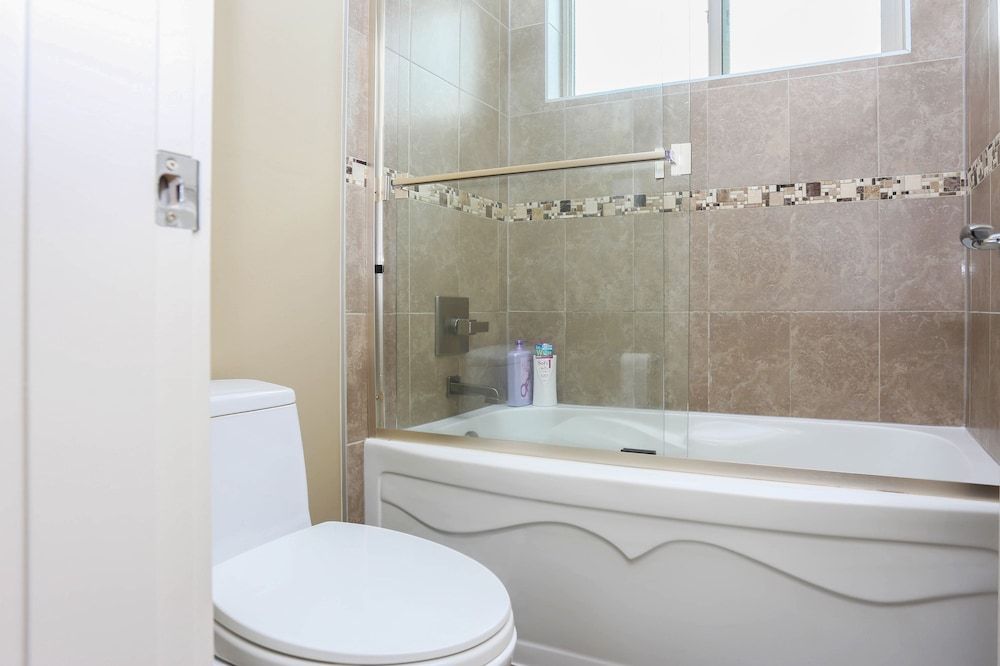 Grand 4 Bedroom Vacation House near Vancouver Downtown Basic Apartment 12