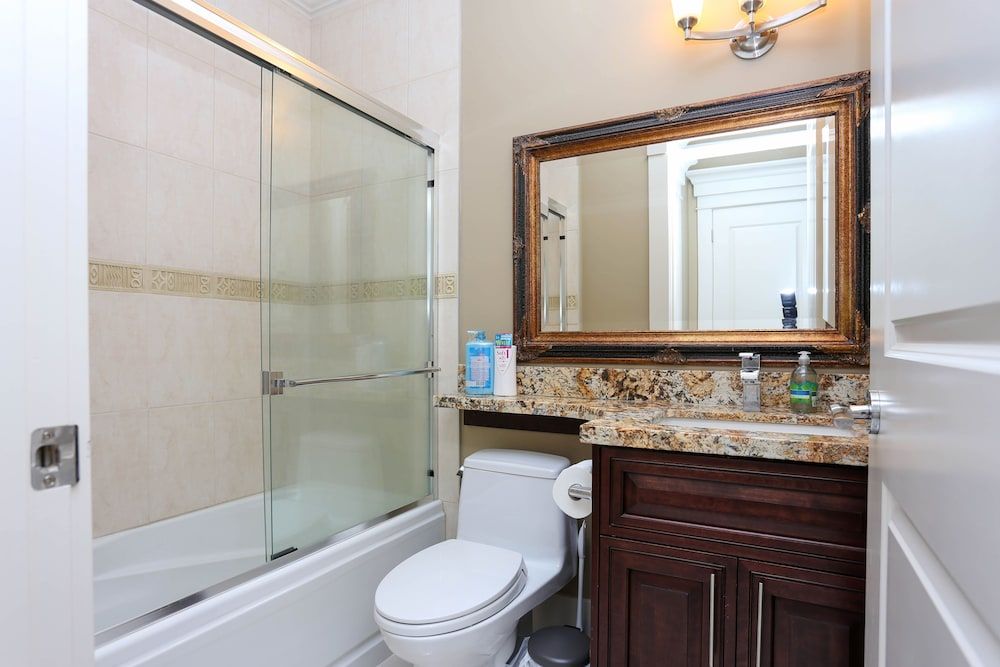 Grand 4 Bedroom Vacation House near Vancouver Downtown Basic Apartment 17