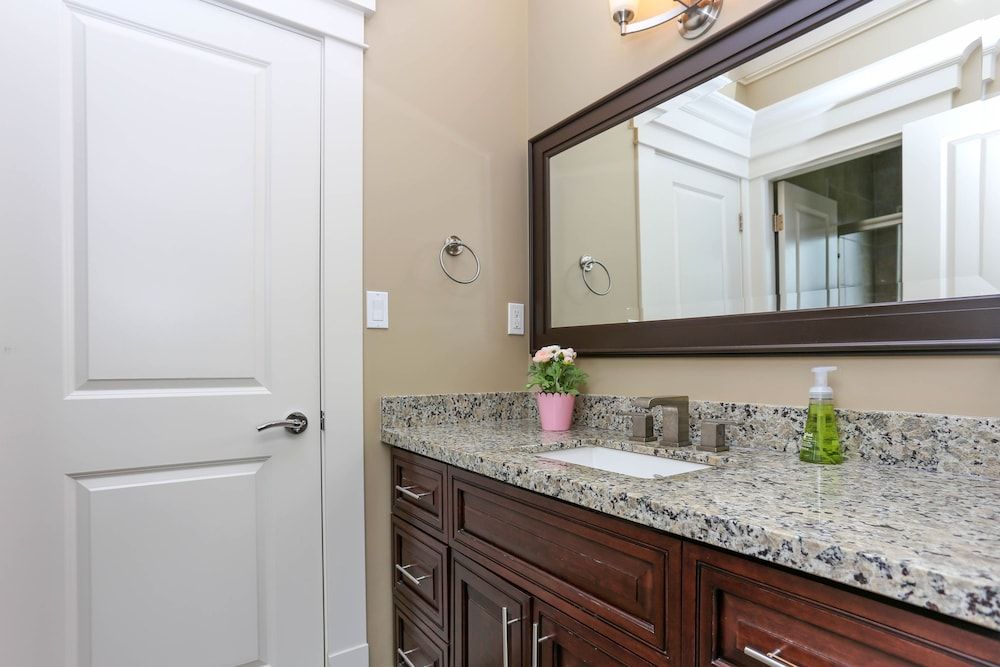Grand 4 Bedroom Vacation House near Vancouver Downtown Basic Apartment 18