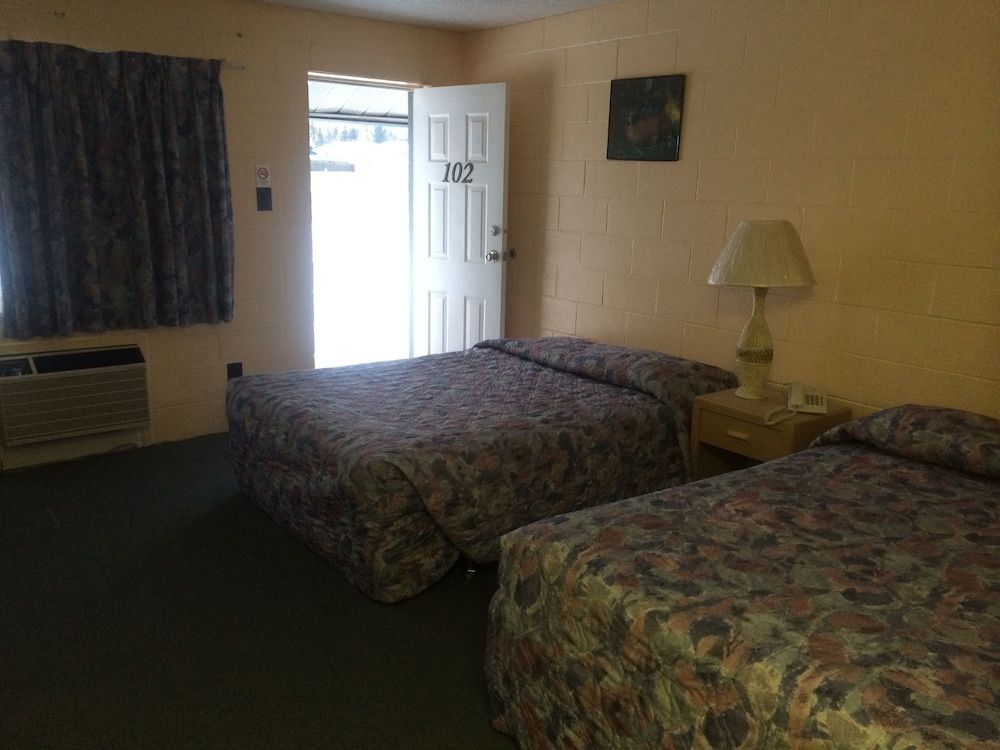 Road Runner Motel Comfort Quadruple Room, 2 Queen Beds, Kitchenette 5