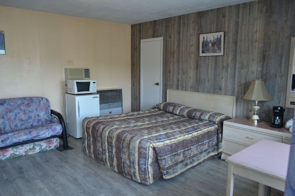 Road Runner Motel Comfort Room, 1 Queen Bed, Kitchenette 3