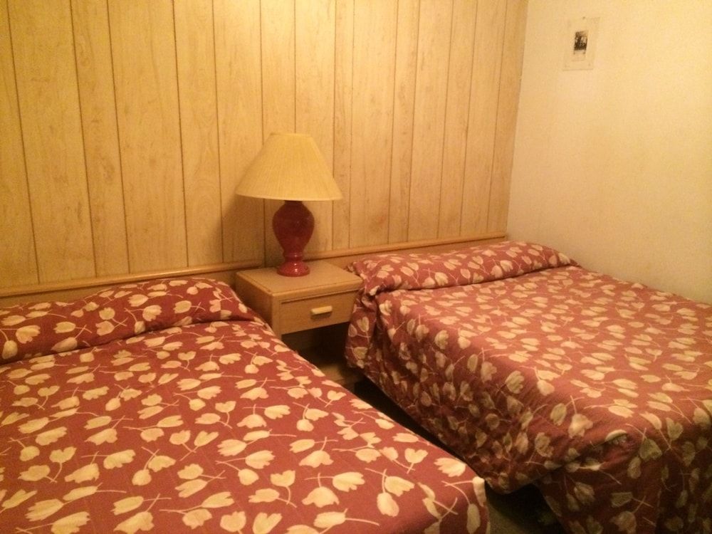 Road Runner Motel Standard Double Room, 2 Double Beds, Kitchenette, Mountain View 5